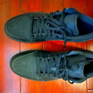 Jordan 1 low triple black used size 11.5